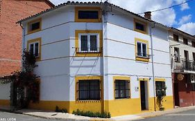 La casa amarilla Candeleda